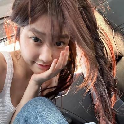 随盲柳入眠的女人